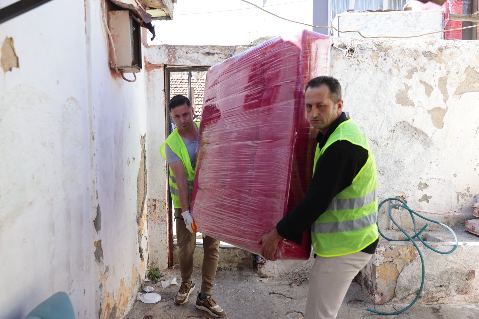 Konak’ta ‘Evden Eve Dayanışma’ devam ediyor