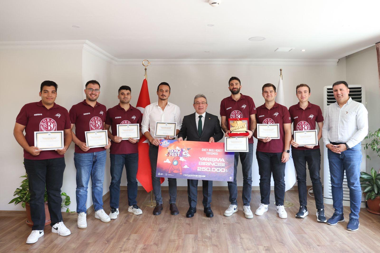 REKTÖR YILMAZ’DAN TEKNOFEST’TEN BAŞARIYLA DÖNEN DEÜ’LÜLERE TEŞEKKÜR