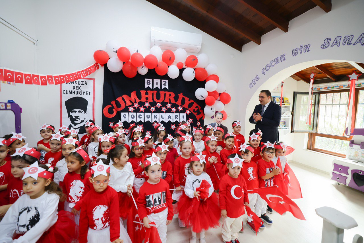 Balçova’da Cumhuriyetimizin 102. yılı etkinlikleri bugün sabah saatlerinde başladı.