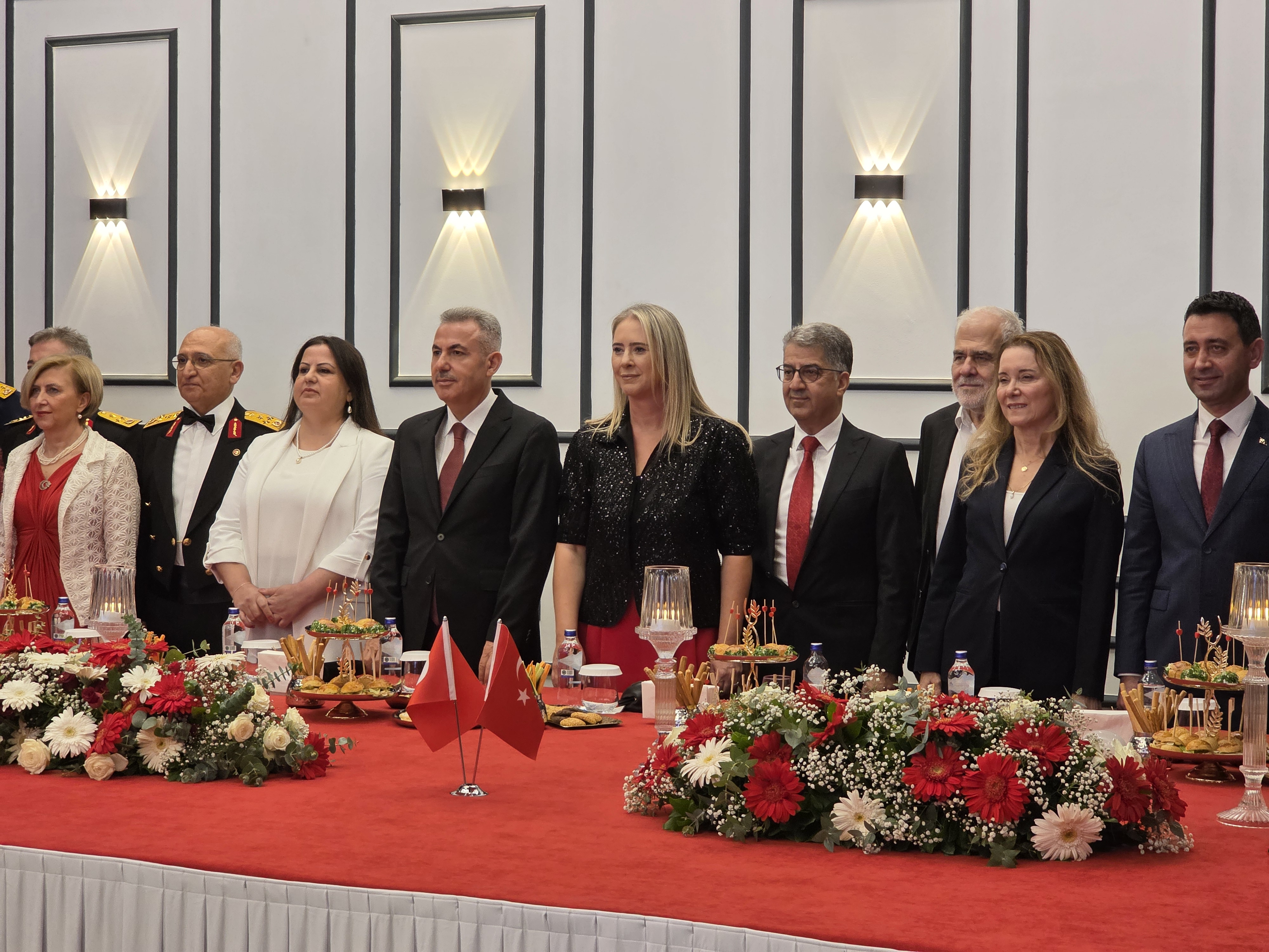 İZMİR'DE 29 EKİM RESEPSİYONU COŞKUYLA GERÇEKLEŞTİ: CUMHURİYET'İN 102. YILI TÖRENLE KUTLANDI