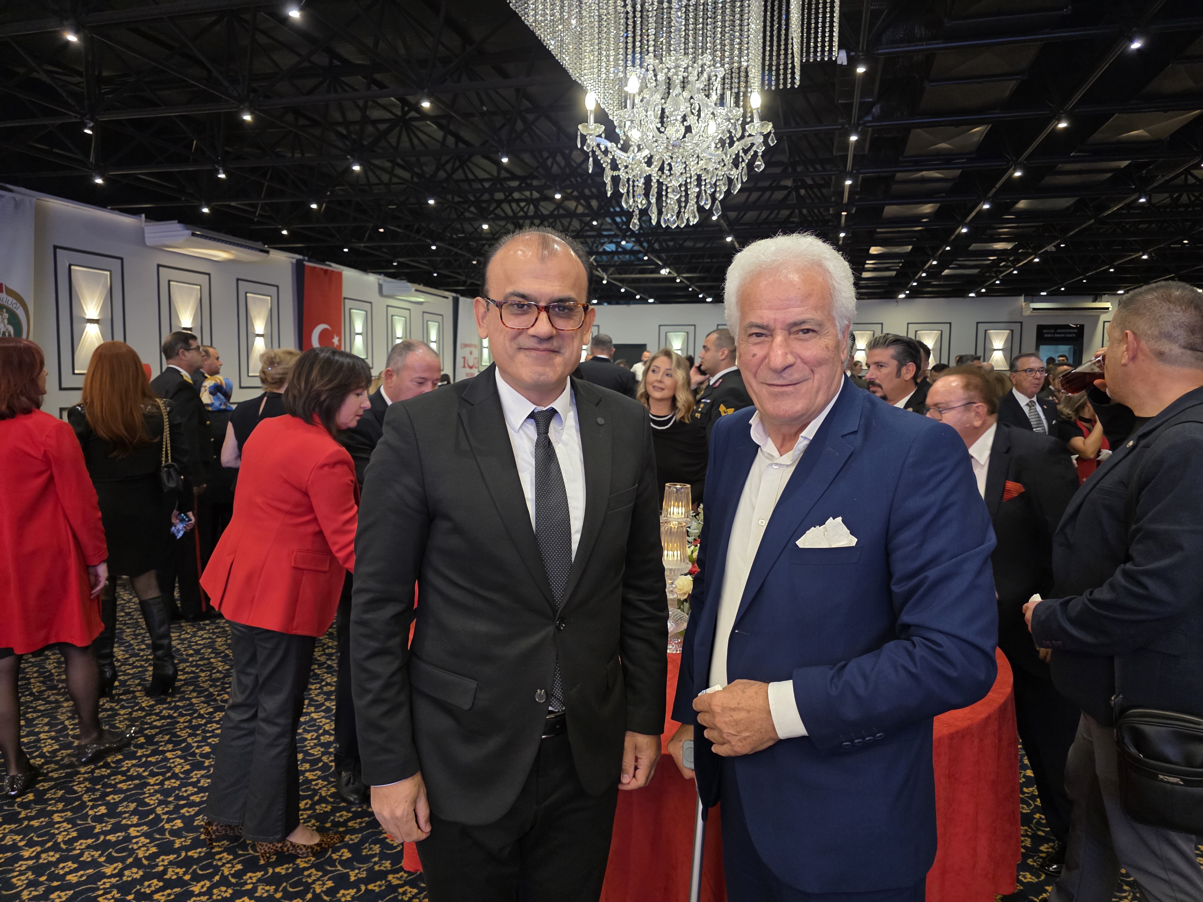 İZMİR'DE 29 EKİM RESEPSİYONU COŞKUYLA GERÇEKLEŞTİ: CUMHURİYET'İN 102. YILI TÖRENLE KUTLANDI