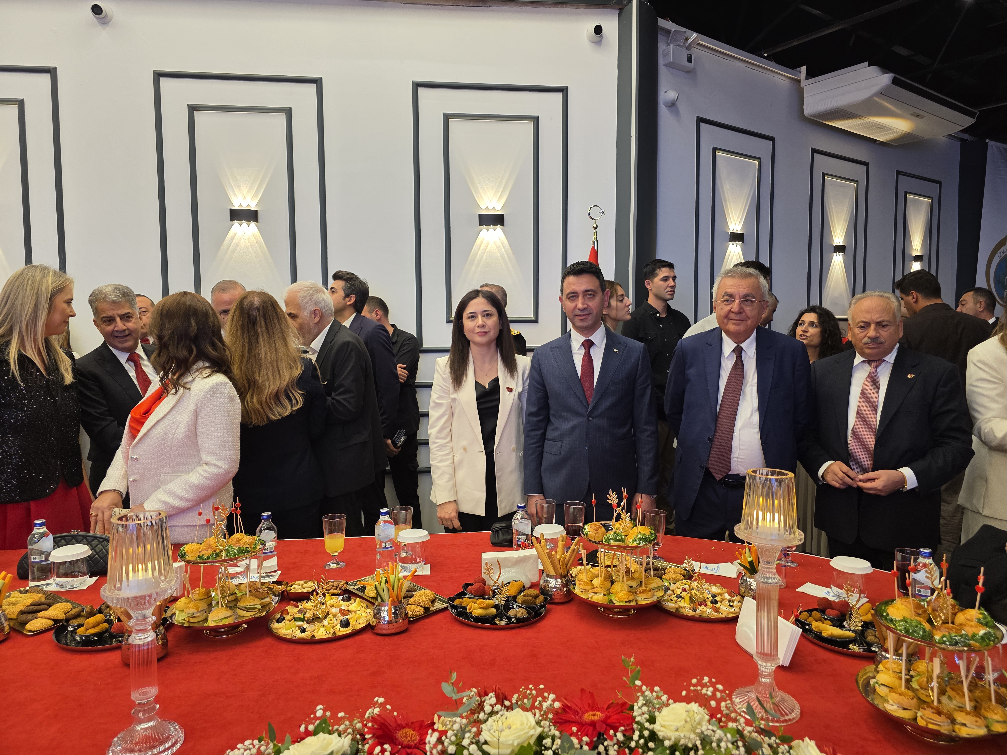 İZMİR'DE 29 EKİM RESEPSİYONU COŞKUYLA GERÇEKLEŞTİ: CUMHURİYET'İN 102. YILI TÖRENLE KUTLANDI