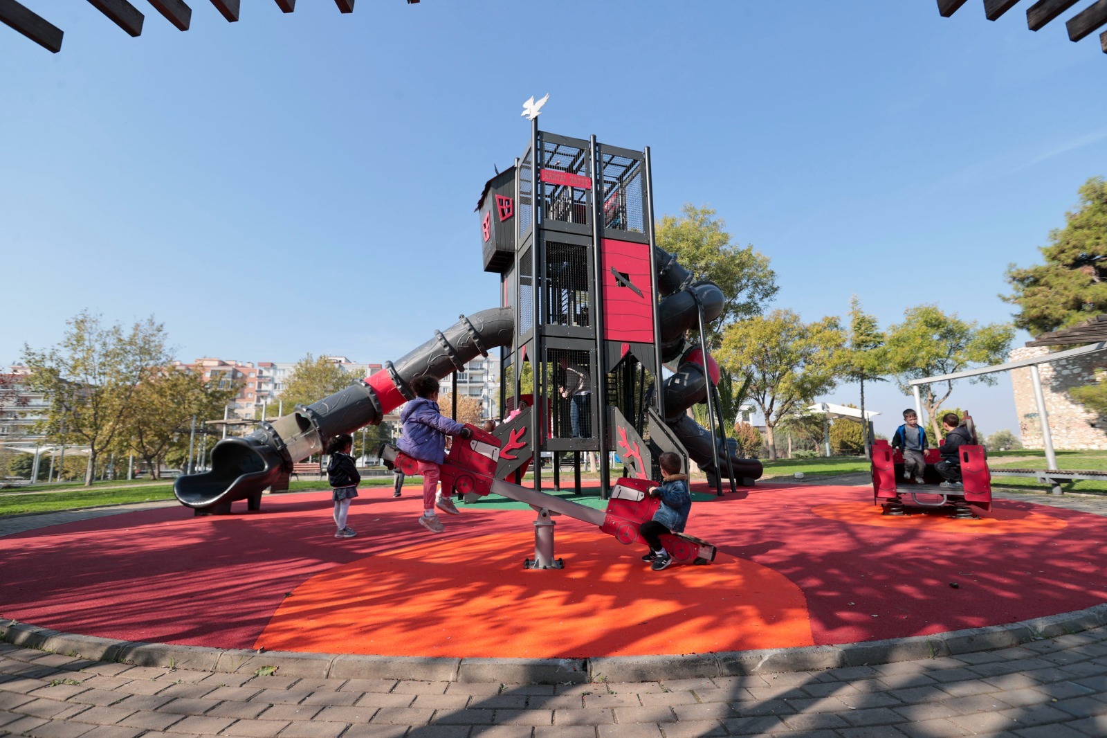 Buca'da parklar yenileniyor, sosyal yaşam canlanıyor