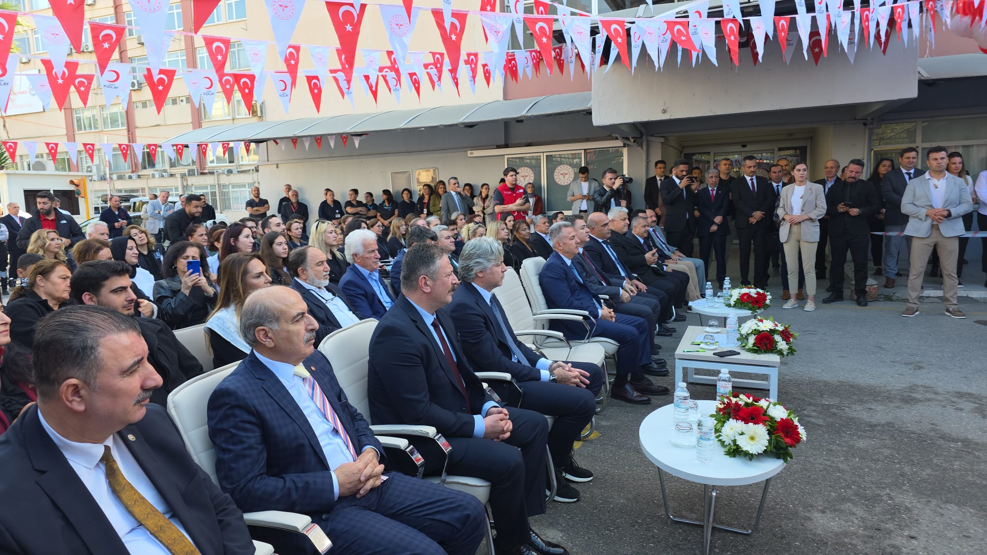 İzmir'de iyilik büyüyor: Kızılay Sosyal Butik kapılarını açtı