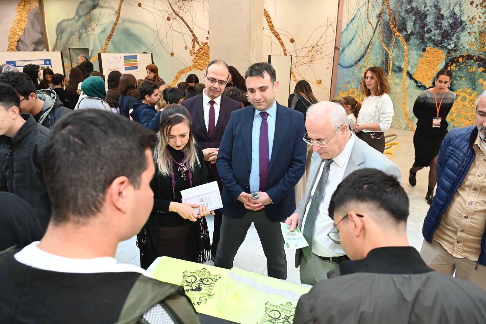 DEÜ REKTÖR YARDIMCISI PROF. DR. HAMDİ ŞÜKÜR KILIÇ, AYDIN'DAKİ "PROJE PAZARI"NDA GENÇ BİLİM İNSANLARIYLA BULUŞTU