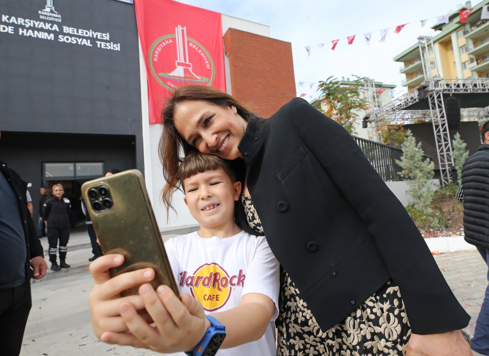 Karşıyaka'da görkemli açılış: Zübeyde Hanım Sosyal Tesisi hizmette!
