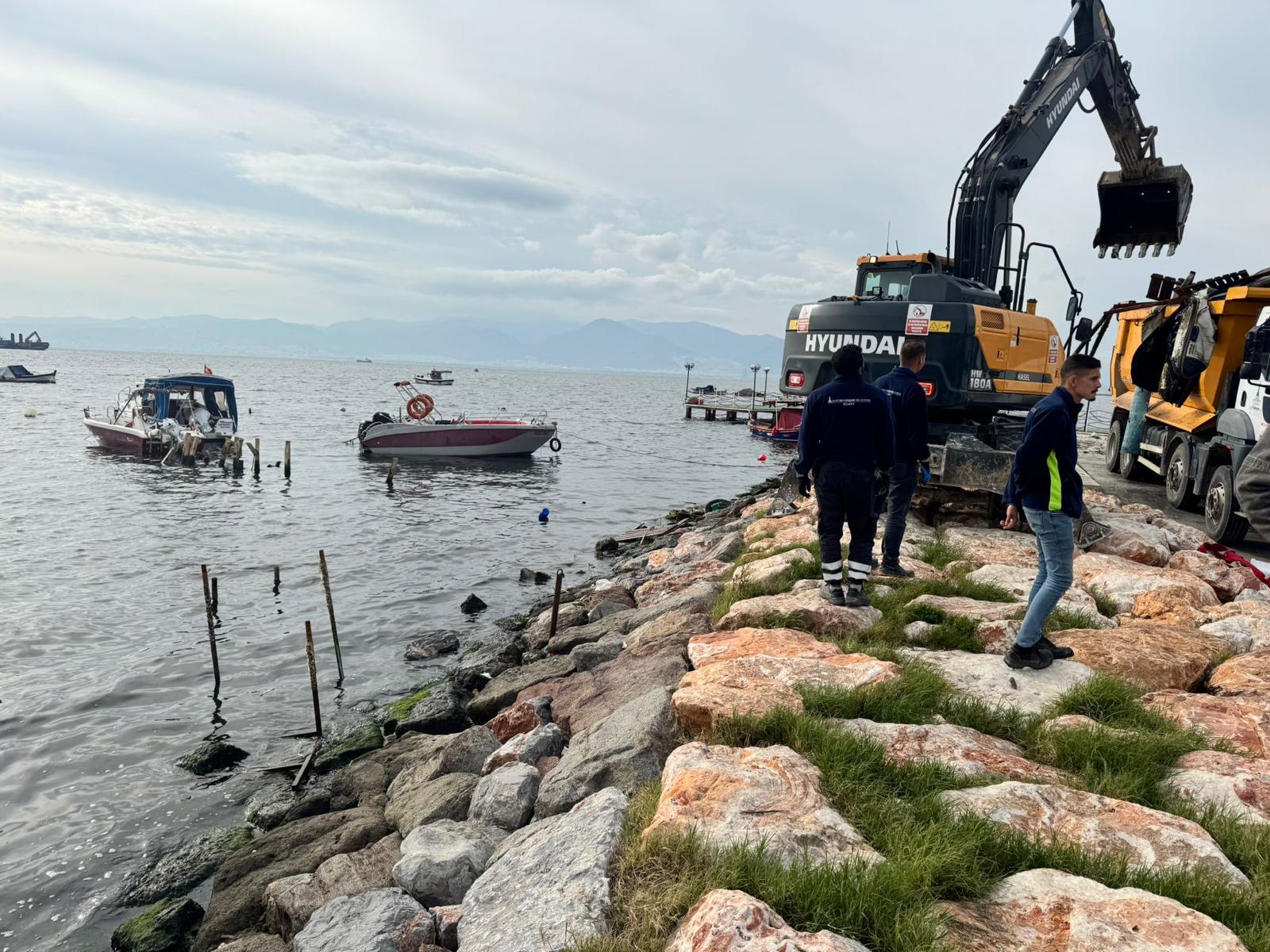 Karşıyaka’daki kaçak iskeleler yıkılıyor