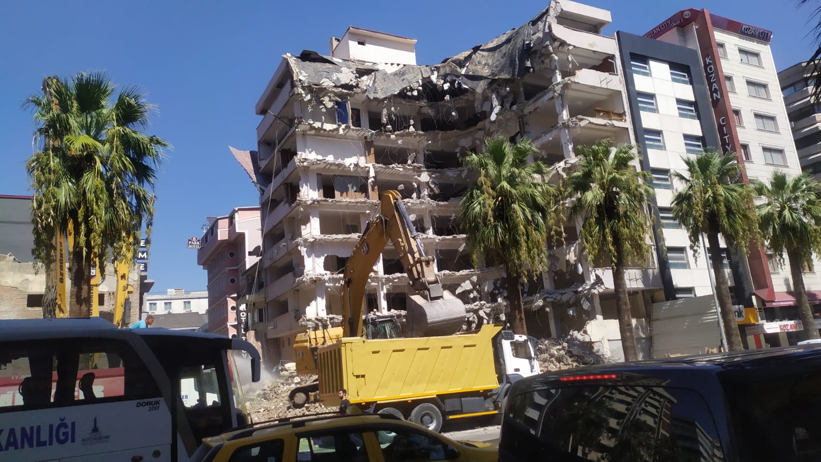 İzmir'de Tehlikeli Yıkım