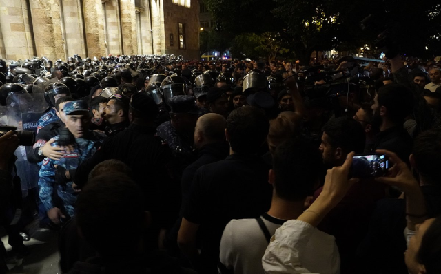 Ermenistan'da halk sokaklarda! "Paşinyan istifa" sloganları attılar