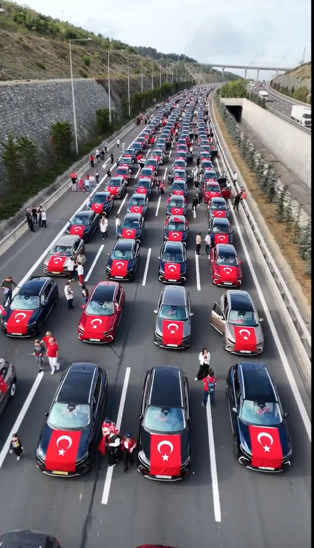 Togg kullanıcılarından ‘Cumhuriyet’ konvoyu