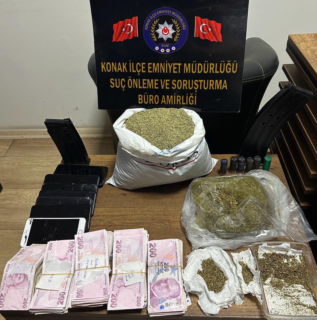 İzmir'de asayiş uygulamasında 14 kişi gözaltına alındı