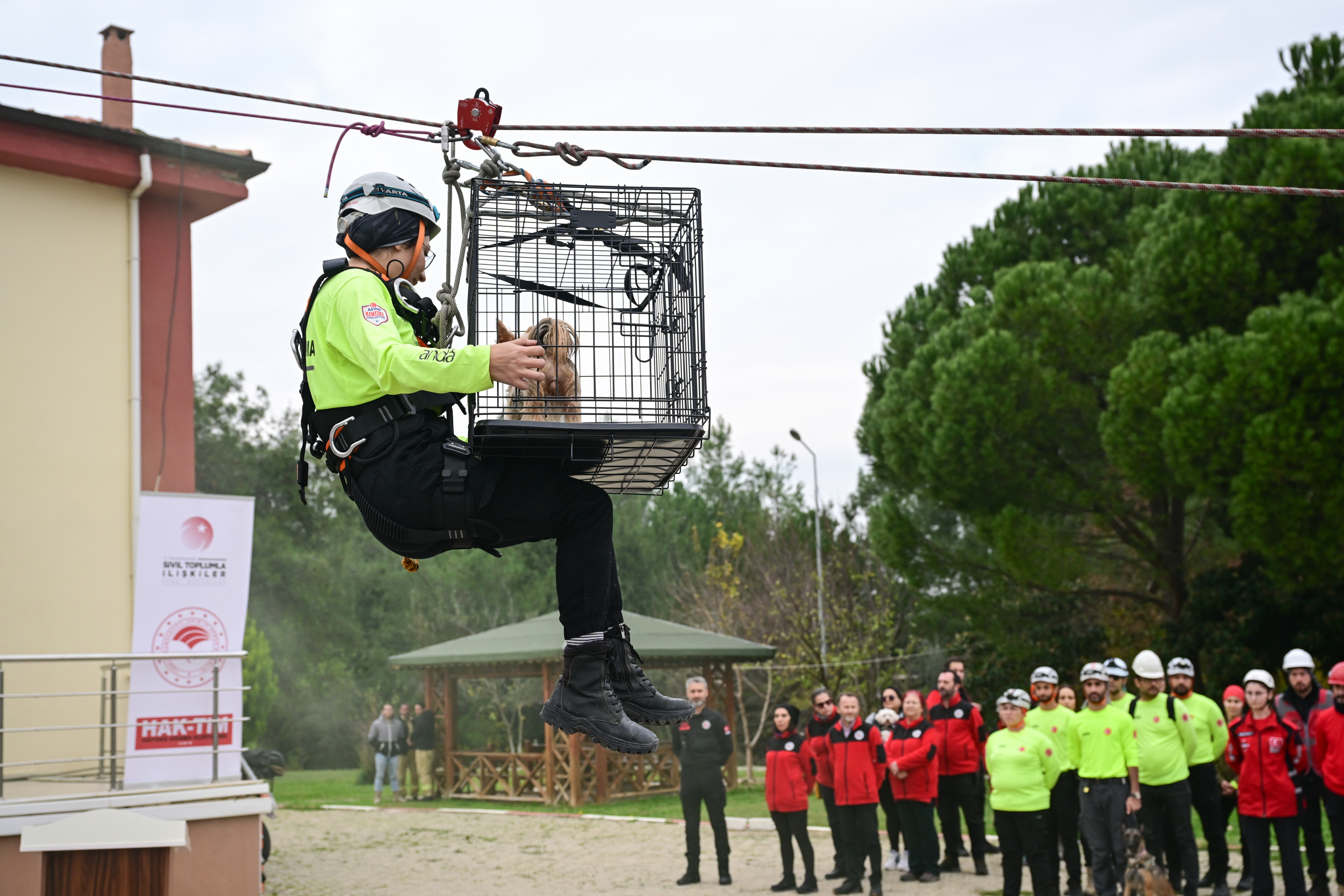 İzmir'de yangından hayvan kurtarma tatbikatı yapıldı