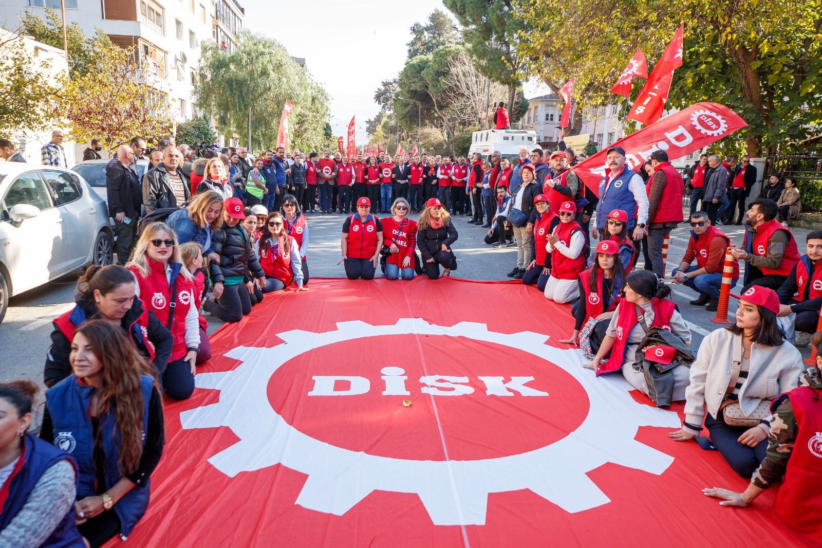 Başkan Soyer emekçilerin hakları için yürüdü