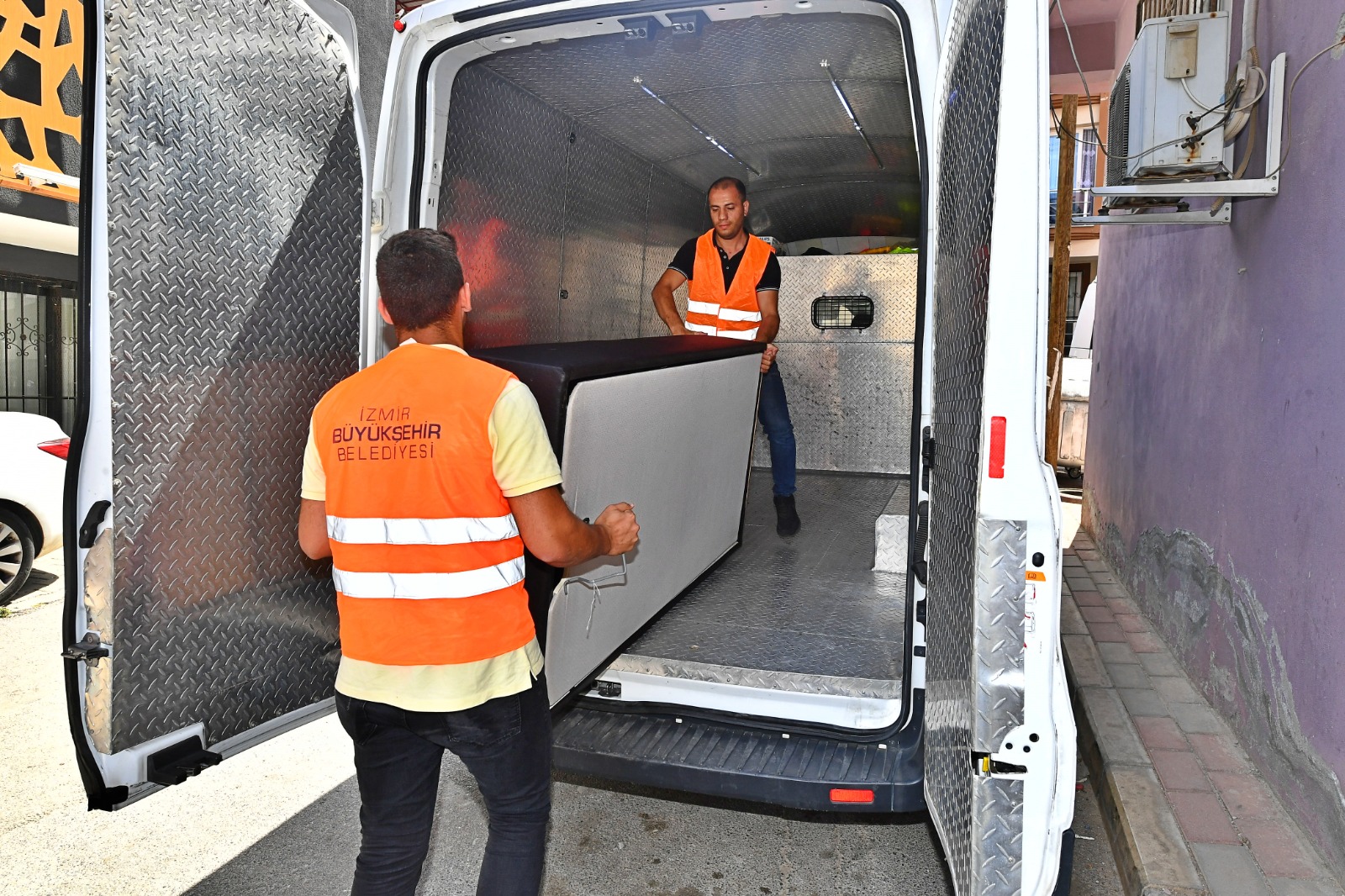 İzmir'de öğrenim gören üniversitelilere nakliye desteği sürüyor