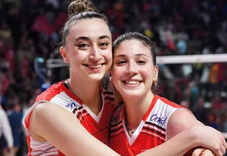 Filenin Sultanları İlkin Aydın ve Elif Şahin beraber poz verdi... İddialı elbiseleri göz kamaştırdı!