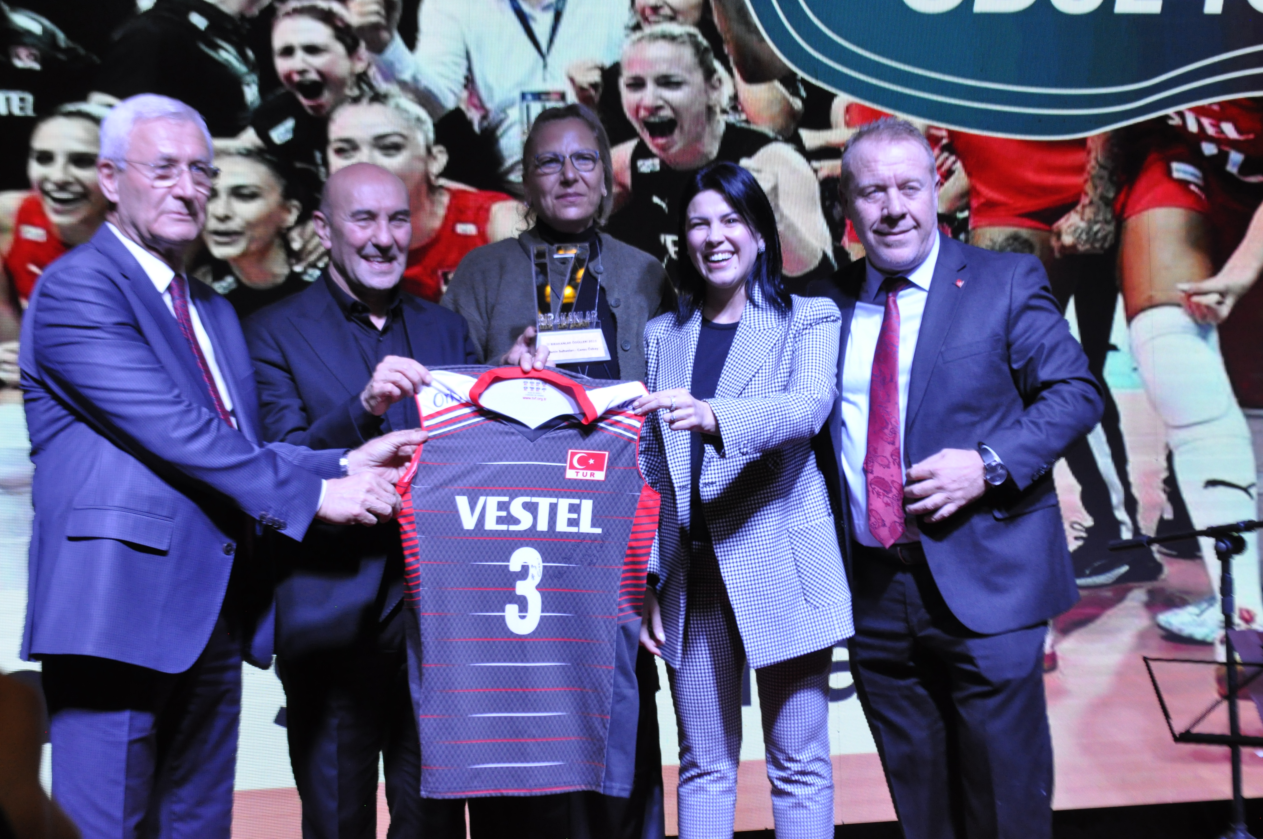 "İz Bırakanlar" ödüllerini aldı