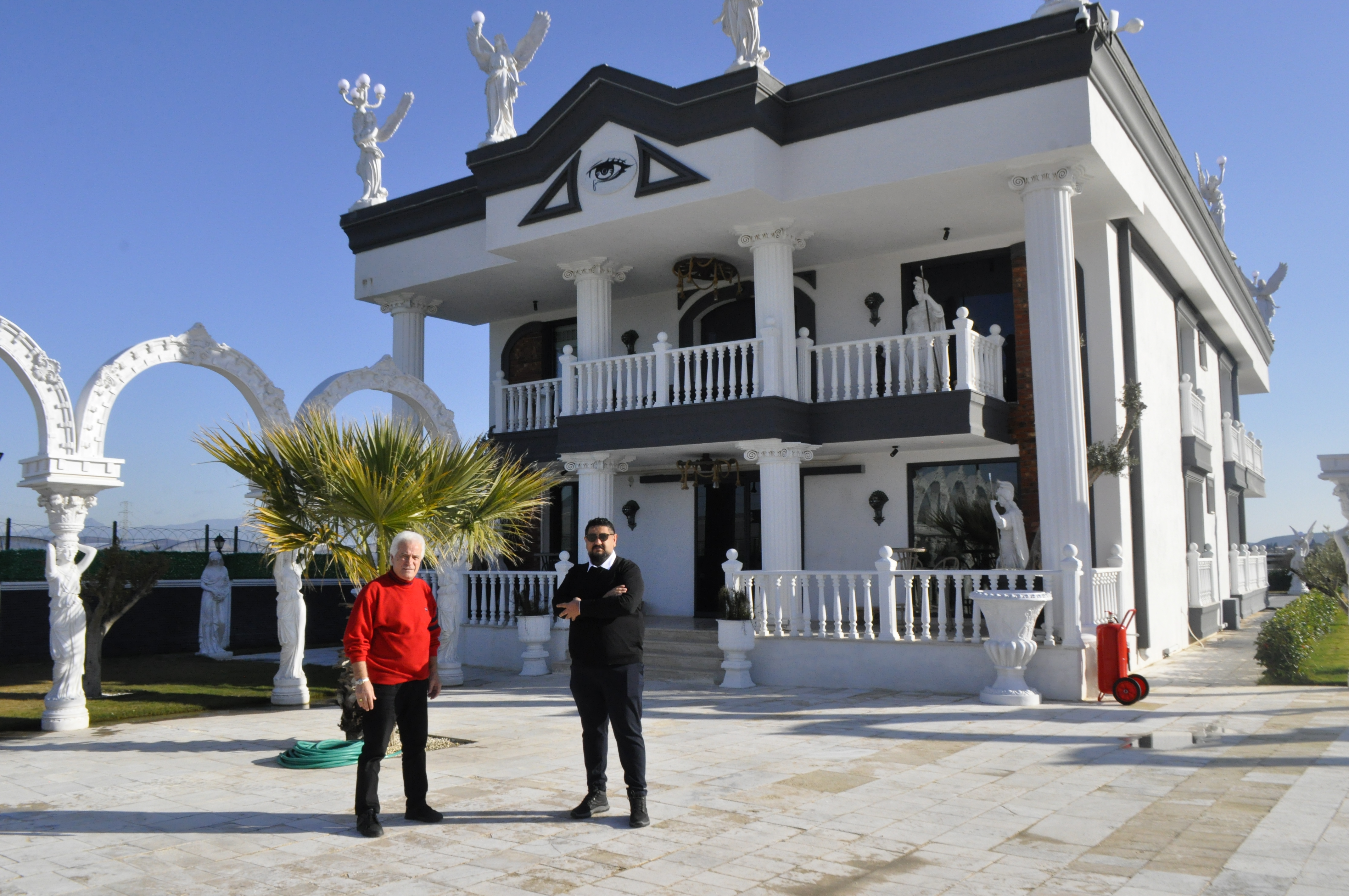 Menderes Belediyesi'nde parayı vermeyen düdüğü çalamıyor! "Parayı veren düdüğü çalar" dönemi!