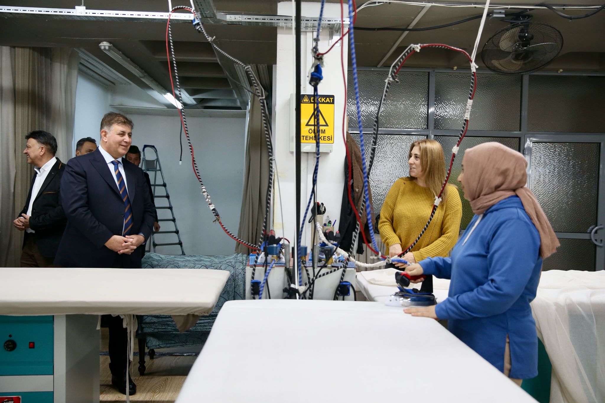 CHP’li Cemil Tugay: Bu şehir Dr. Behçet Uz’u belediye başkanı yaptı bir de Dr. Cemil Tugay olsun