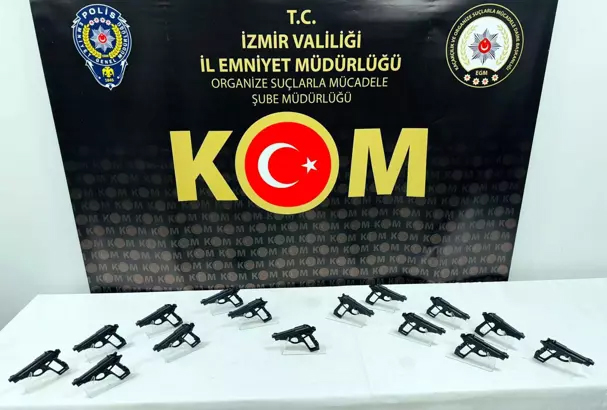 İzmir'de iki şahıs arabasının içerisinde 15 tabancayla yakalandı