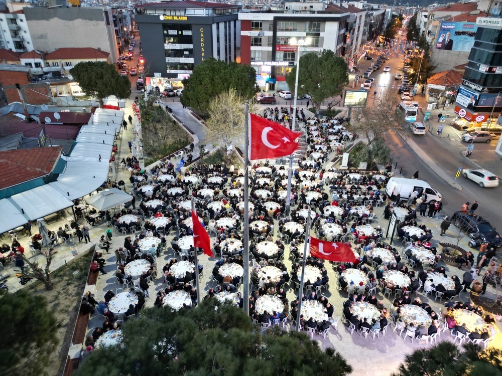Gaziemir’de meydanın taştığı dev iftar!