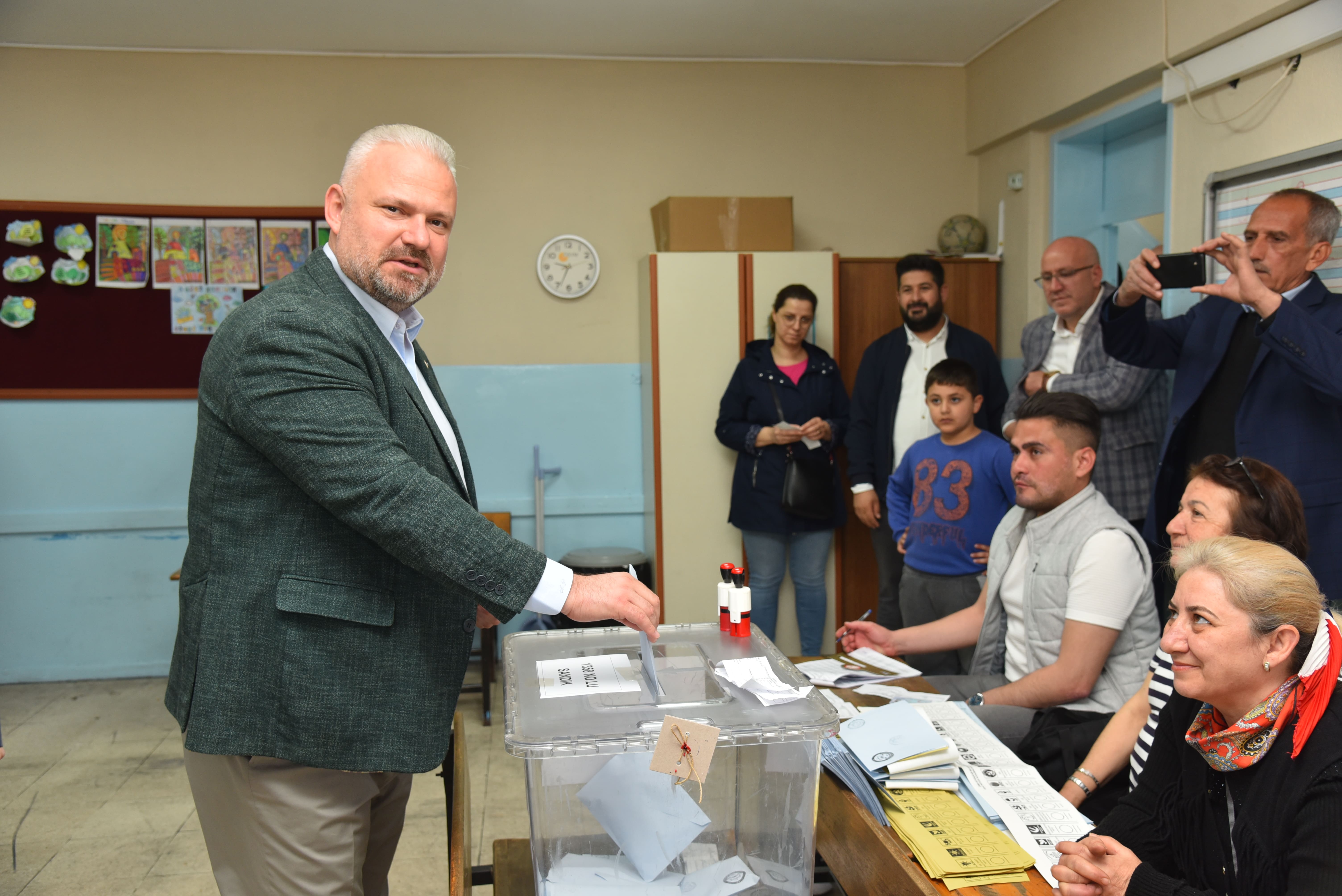 AK Parti İzmirli siyasiler sandık başında