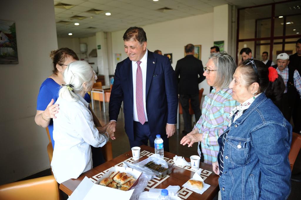 Başkan Tugay, huzurevi sakinlerinin elini öptü