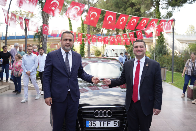 Başkan Demir mazbatasını aldı: Makam aracını belediyeye bağışladı