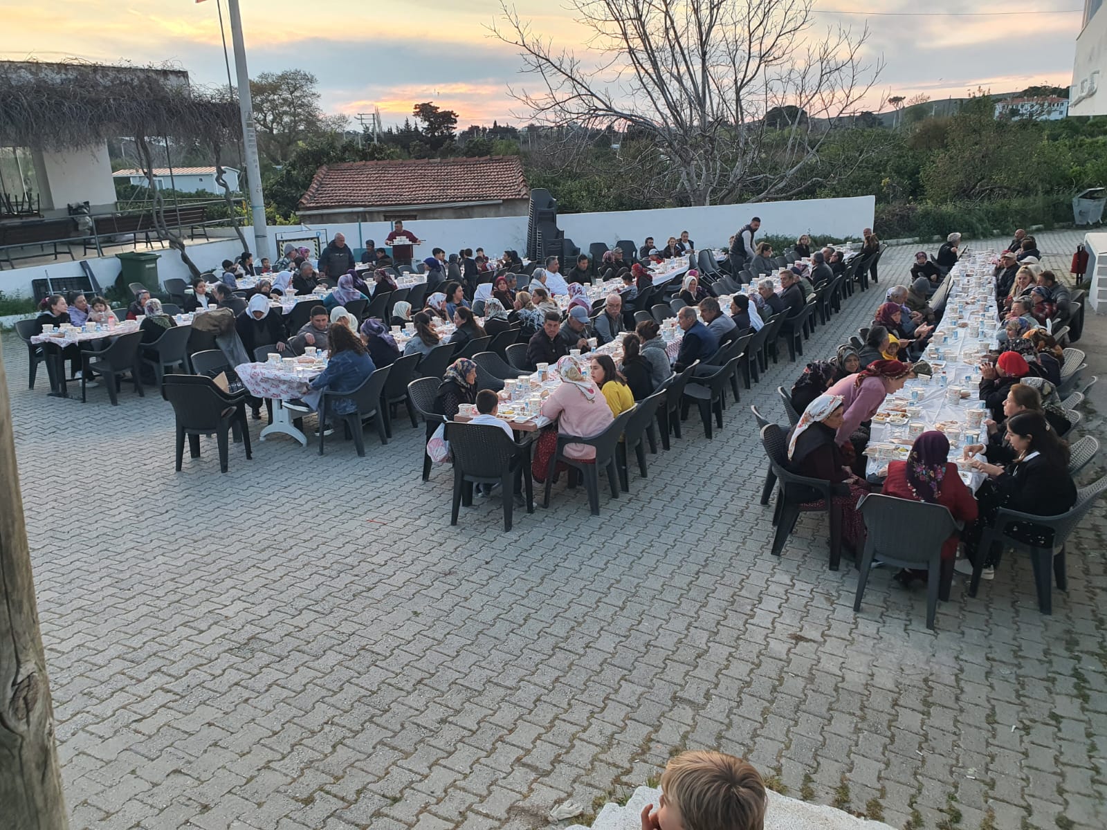 Karaburun'da imece ruhuyla kurulan iftar sofrasında mahalle dayanışması