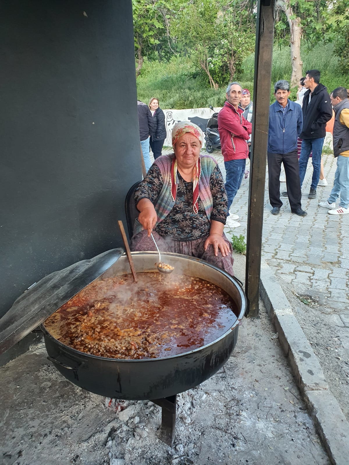 Karaburun'da imece ruhuyla kurulan iftar sofrasında mahalle dayanışması
