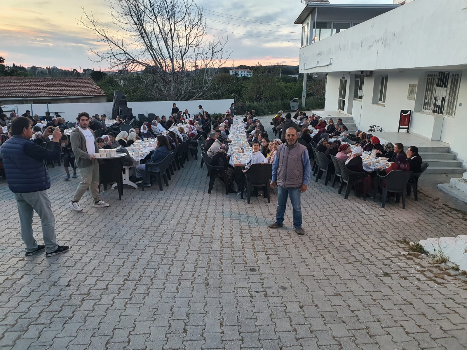 Karaburun'da imece ruhuyla kurulan iftar sofrasında mahalle dayanışması