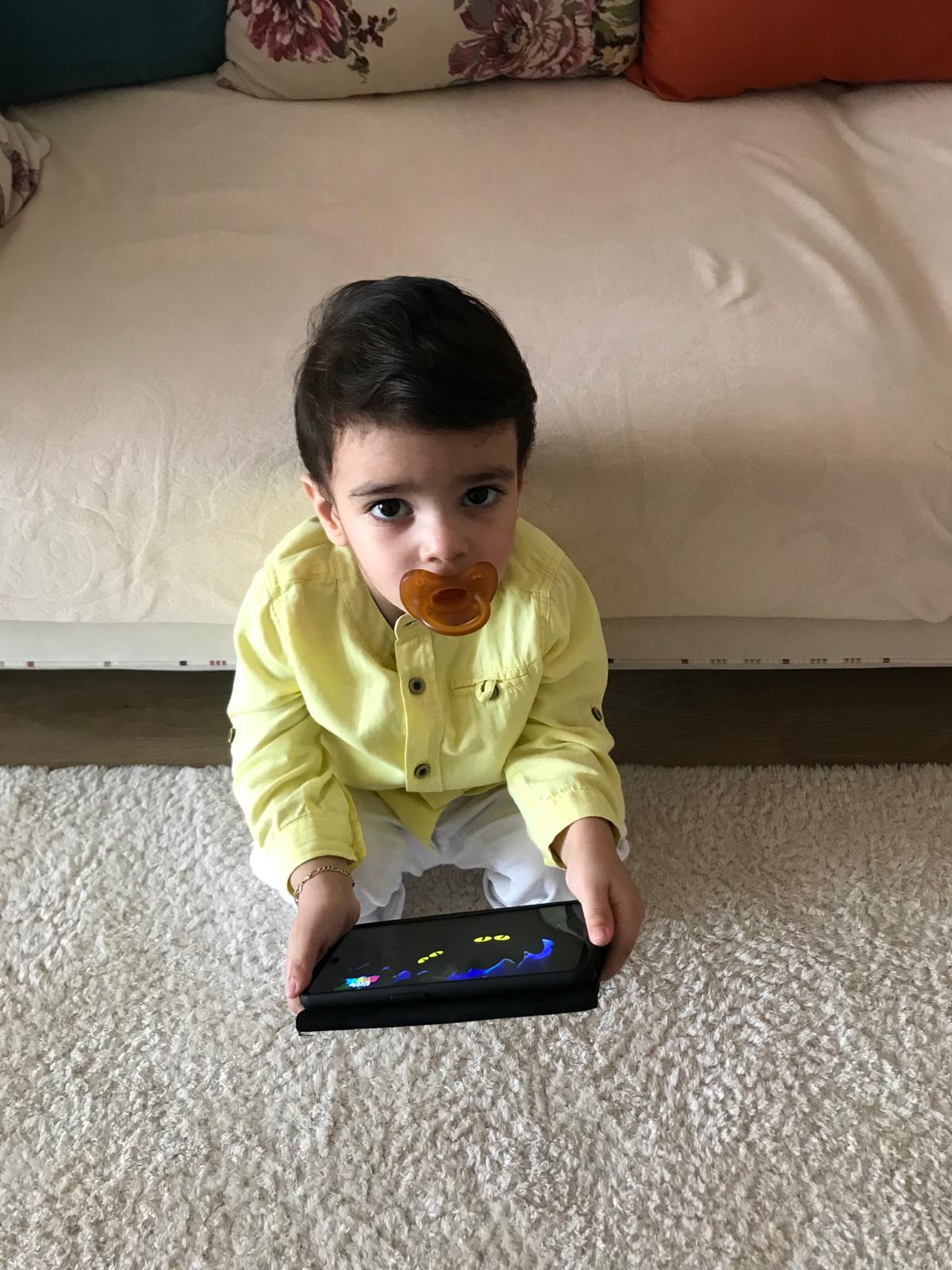 "Ağzında emzik, elinde tablet"