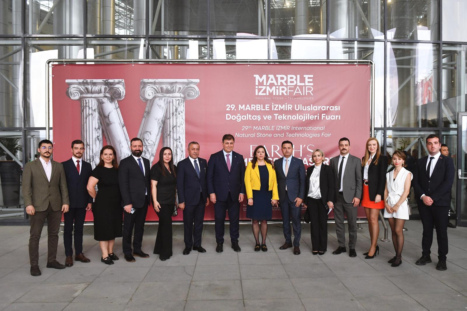 Genç tasarımcılara ödüllerini Başkan Cemil Tugay verdi