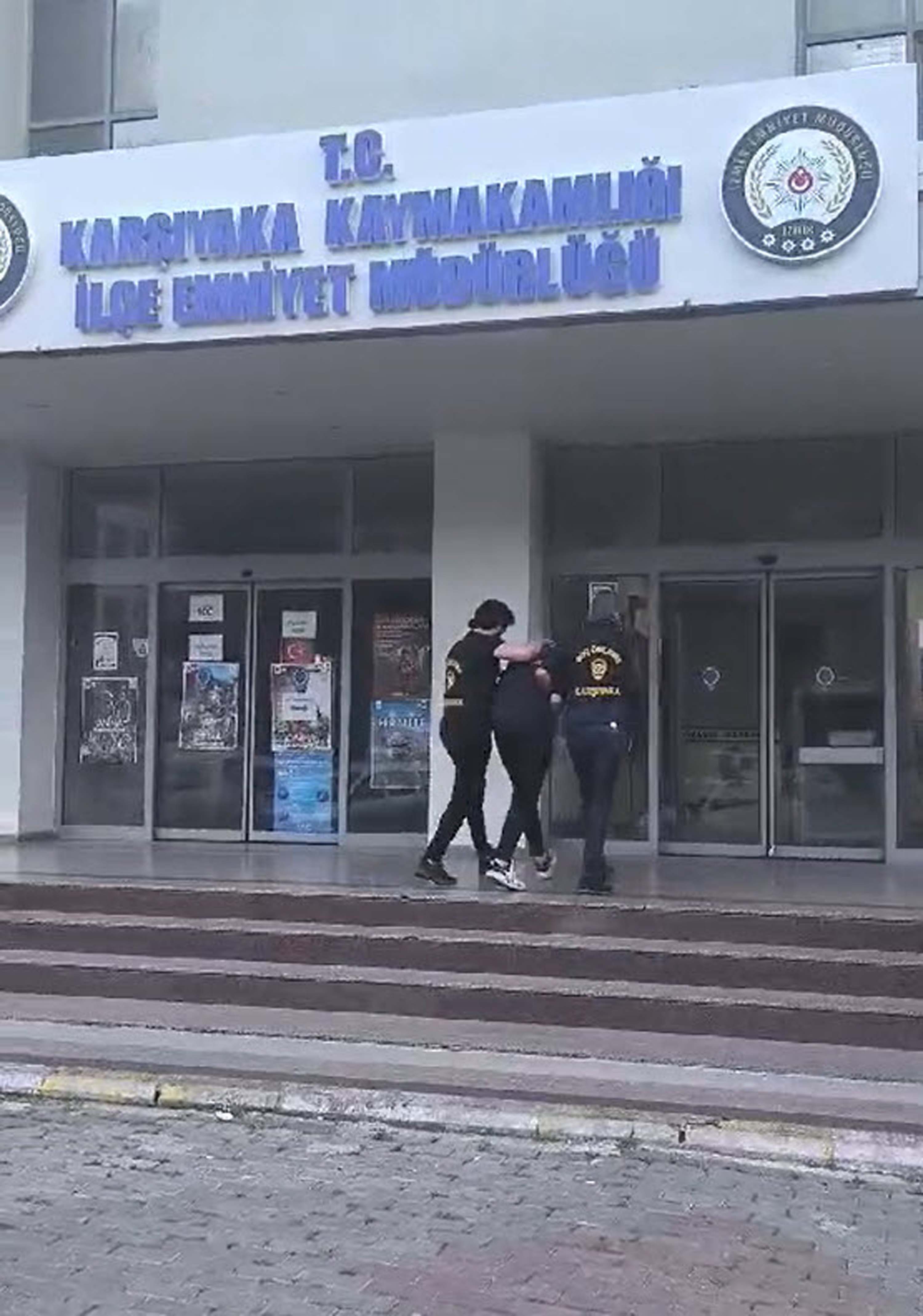 İzmir'de 2 gence tekme, tokat ve demir çubuklu saldırı; 6 şüpheli yakalandı