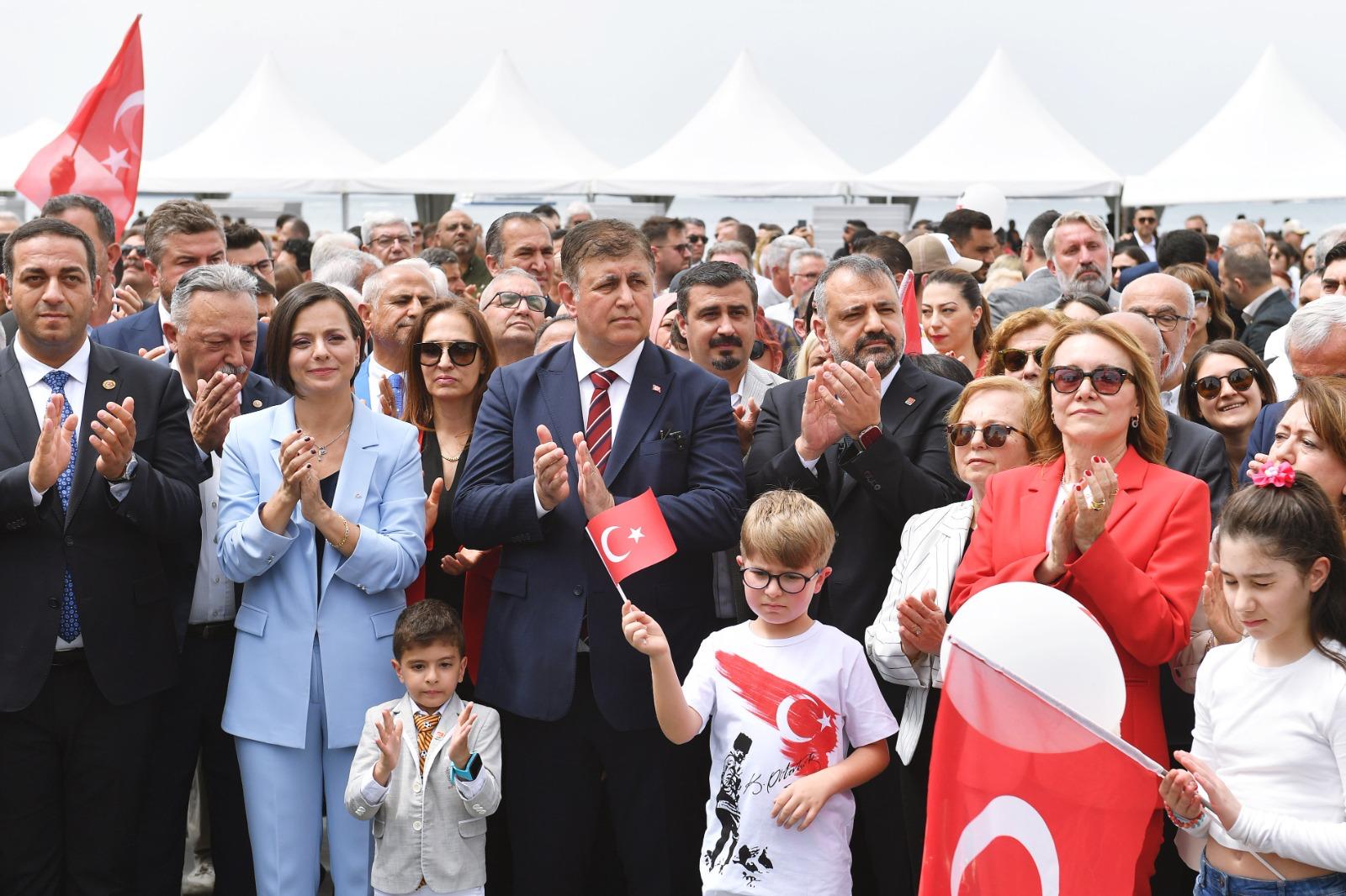 Başkan Tugay CHP'nin 23 Nisan törenine katıldı