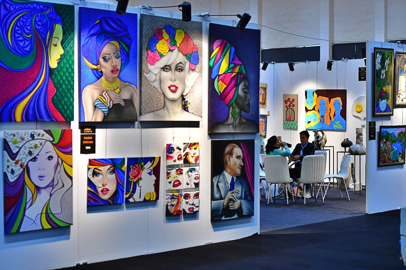 İzmir'de bu yıl ilk kez düzenlenen İzmir Sanat ve Antika Fuarı,büyük ilgi gördü.