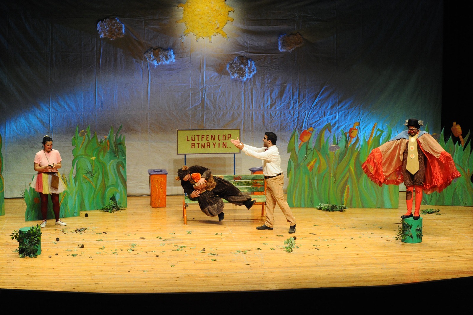 Karşıyaka Belediye Tiyatrosu tarafından sahneye taşınan “Çekirdekten Ormana” adlı tiyatro oyunu sezona veda etti.