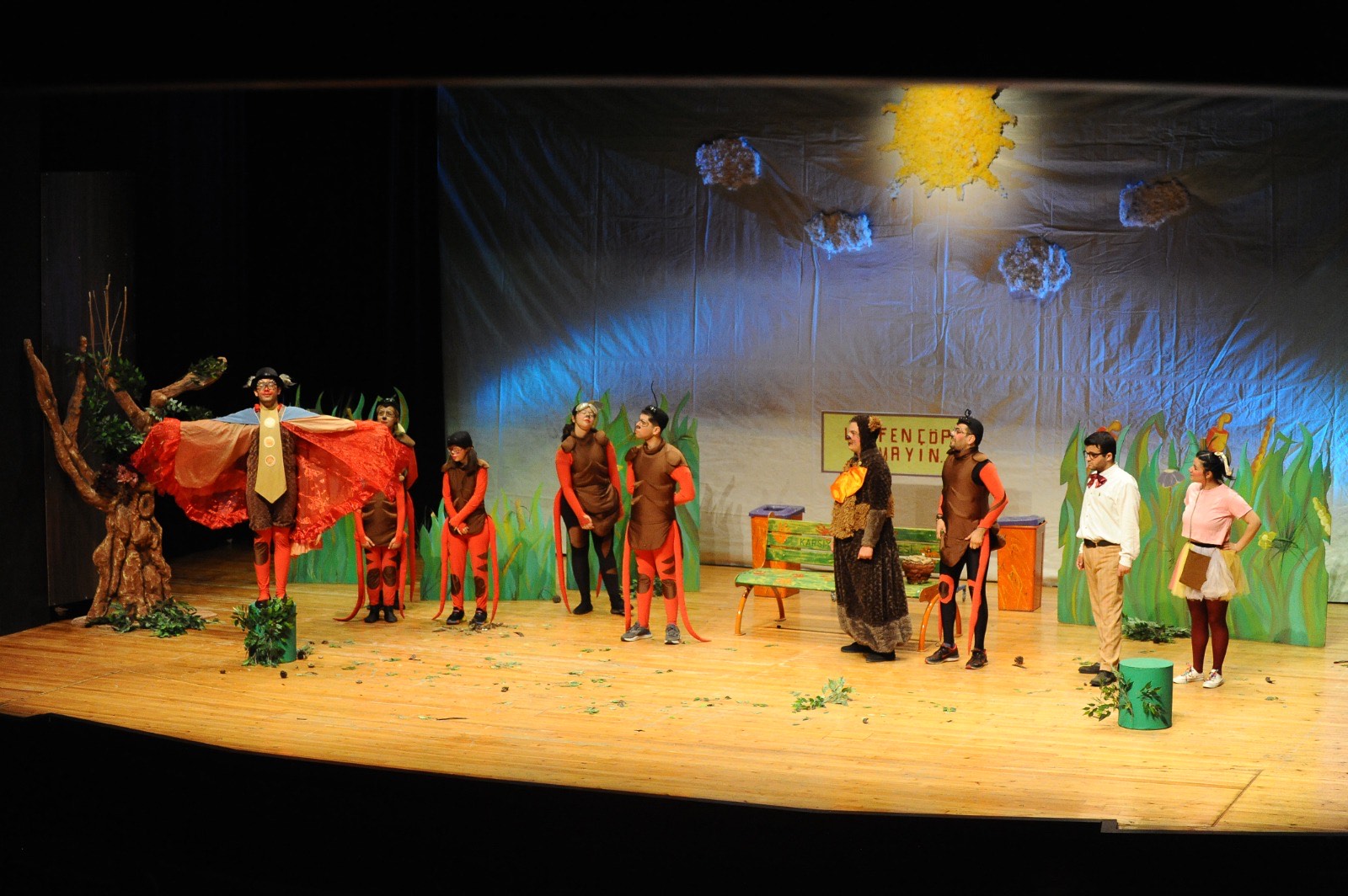 Karşıyaka Belediye Tiyatrosu tarafından sahneye taşınan “Çekirdekten Ormana” adlı tiyatro oyunu sezona veda etti.