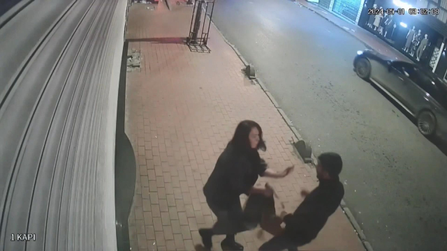 Gözüne kestirdiği kadına yumruk ve kafa atıp çantasını gasbetti