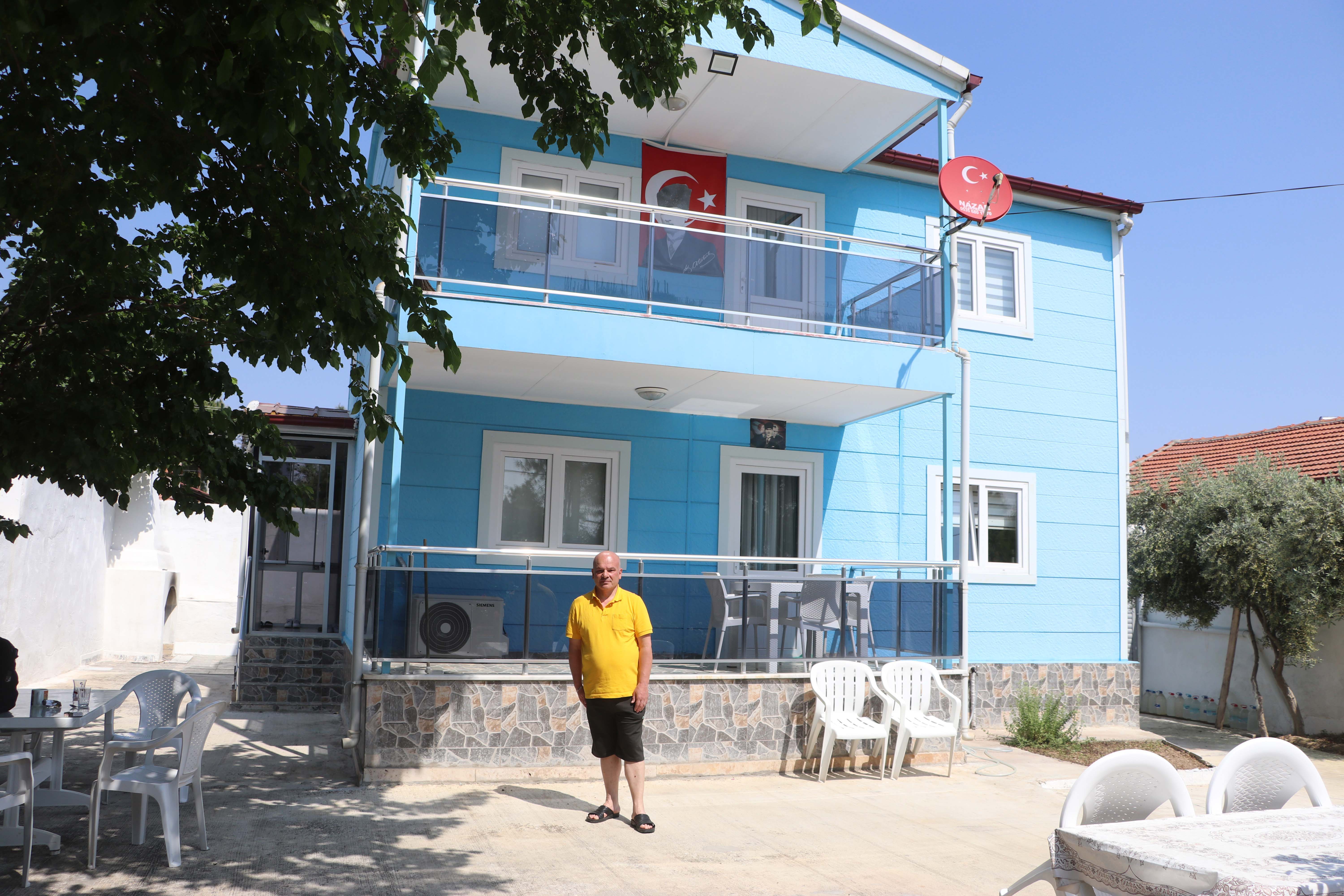 Villada alem yapıp, 35 yıllık içkileri çaldılar