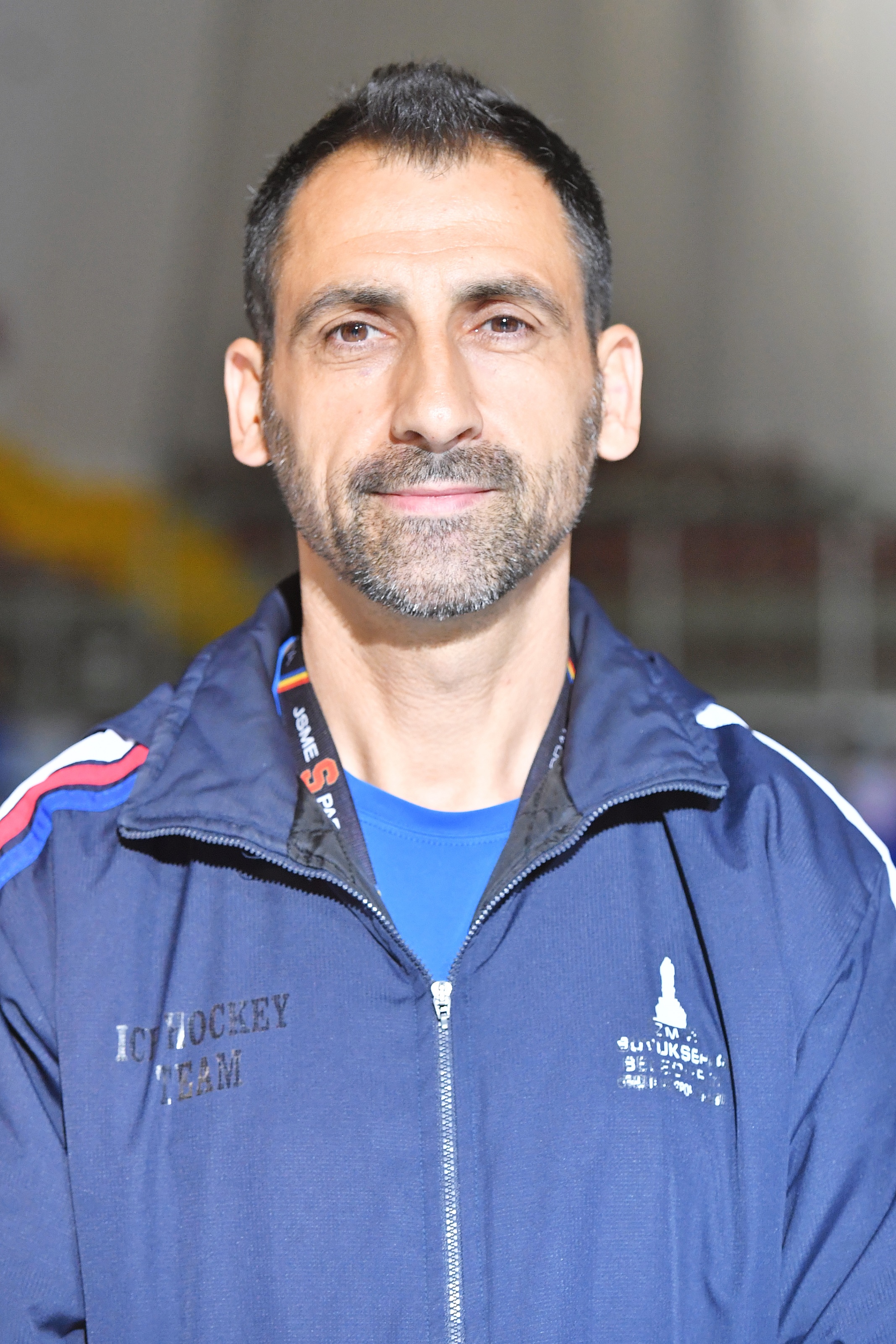 Anneler çocuklarıyla birlikte buz pistinde