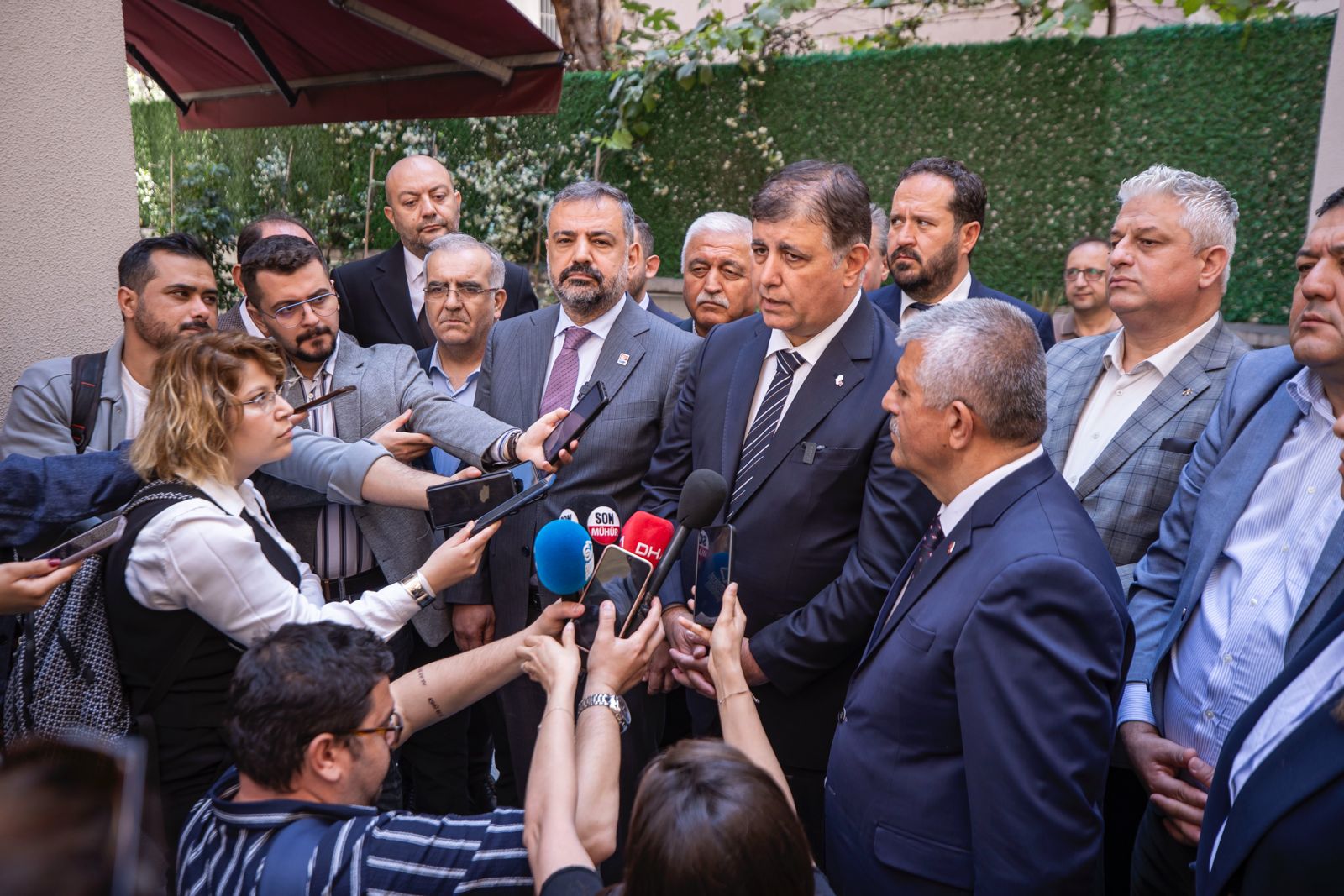 Başkan Tugay’dan MHP’ye ziyaret : “İzmir’i tüm siyasi partilerle yönetmek istiyoruz”