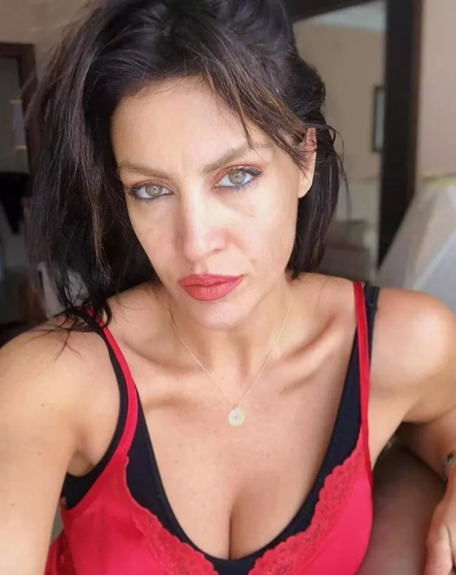 "Metroya askılıyla binmesinler" diyen Tuğba Ekinci, sahneye jartiyerle çıktı