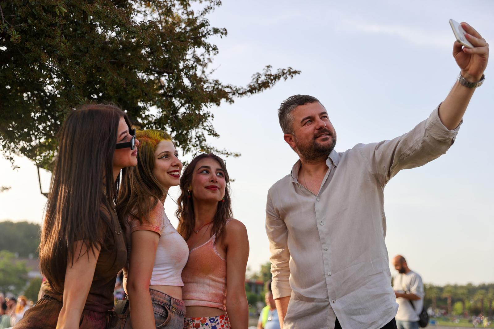 Buca'da rengarenk bayram kutlaması