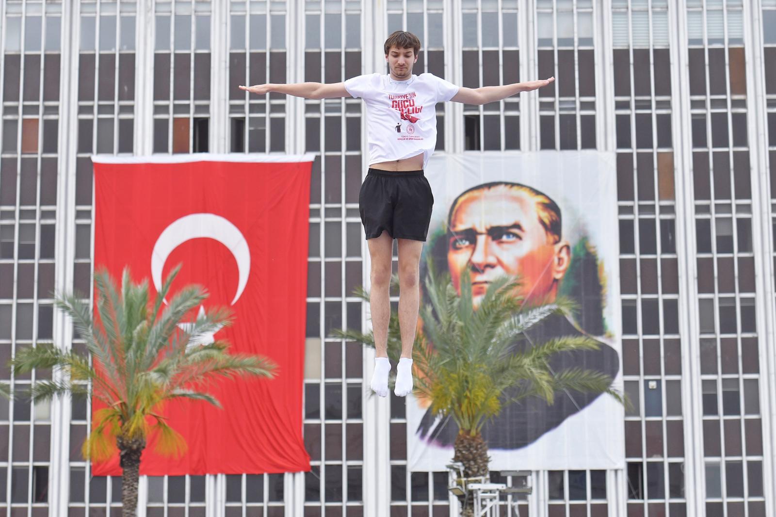 İzmir’de 19 Mayıs coşkusu: Cumhuriyet Meydanı rengarenk