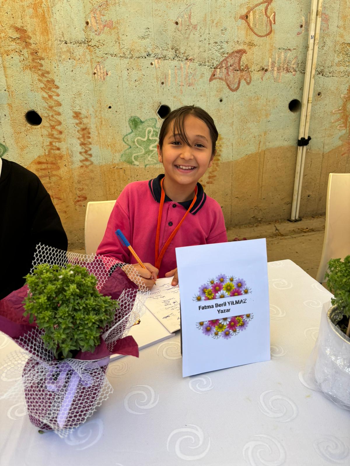15 TEMMUZ ŞEHİTLERİ KIZ ANADOLU İMAM HATİP LİSESİ FEN VE SOSYAL BİLİMLER PROJE OKULU'NDA FESLEĞENLERDEN ÖYKÜLER KİTABININ İMZA GÜNÜ HEYECANI