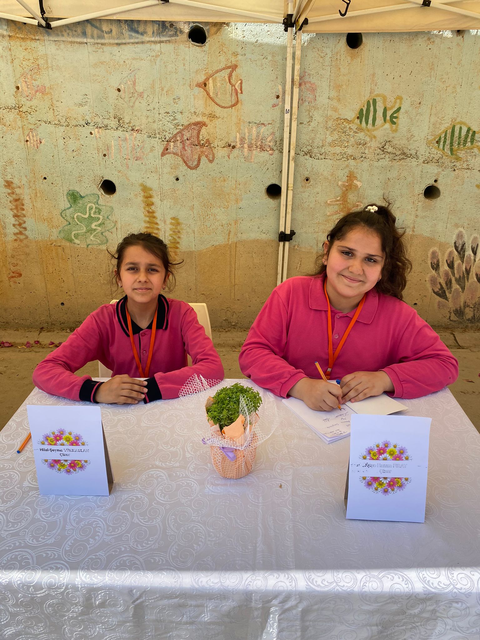 15 TEMMUZ ŞEHİTLERİ KIZ ANADOLU İMAM HATİP LİSESİ FEN VE SOSYAL BİLİMLER PROJE OKULU'NDA FESLEĞENLERDEN ÖYKÜLER KİTABININ İMZA GÜNÜ HEYECANI