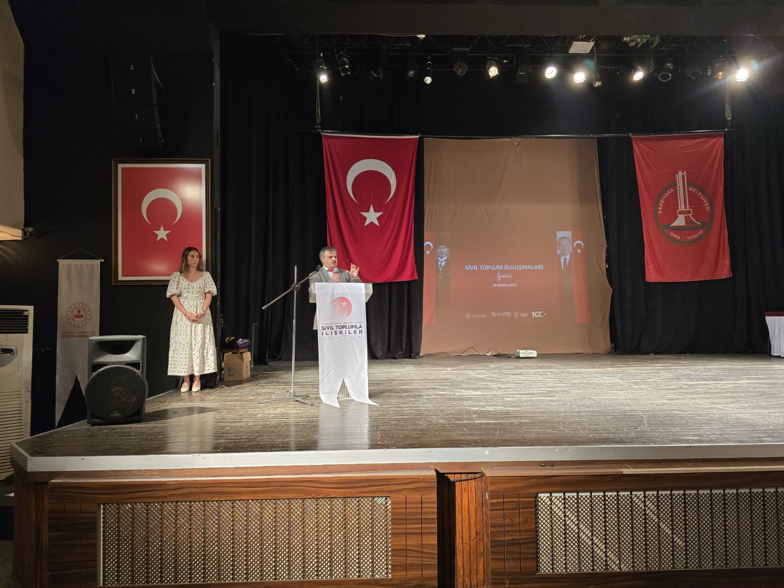 İzmir'de Dernek Yöneticilerine Yönelik "Yeni Nesil DERBİS ve Proje Destek Programı" Toplantısı Düzenlendi