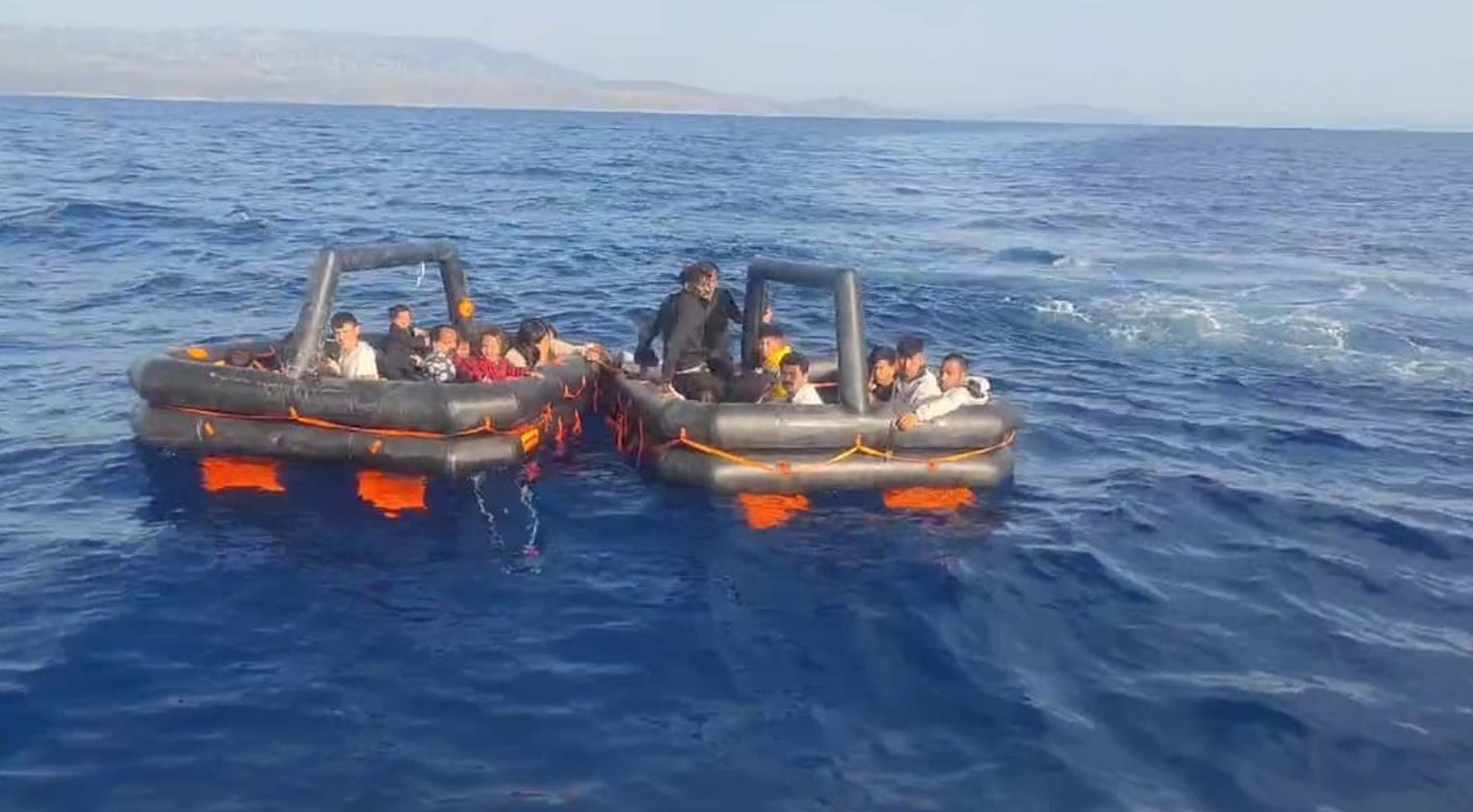 İzmir'de 70 kaçak göçmen kurtarıldı