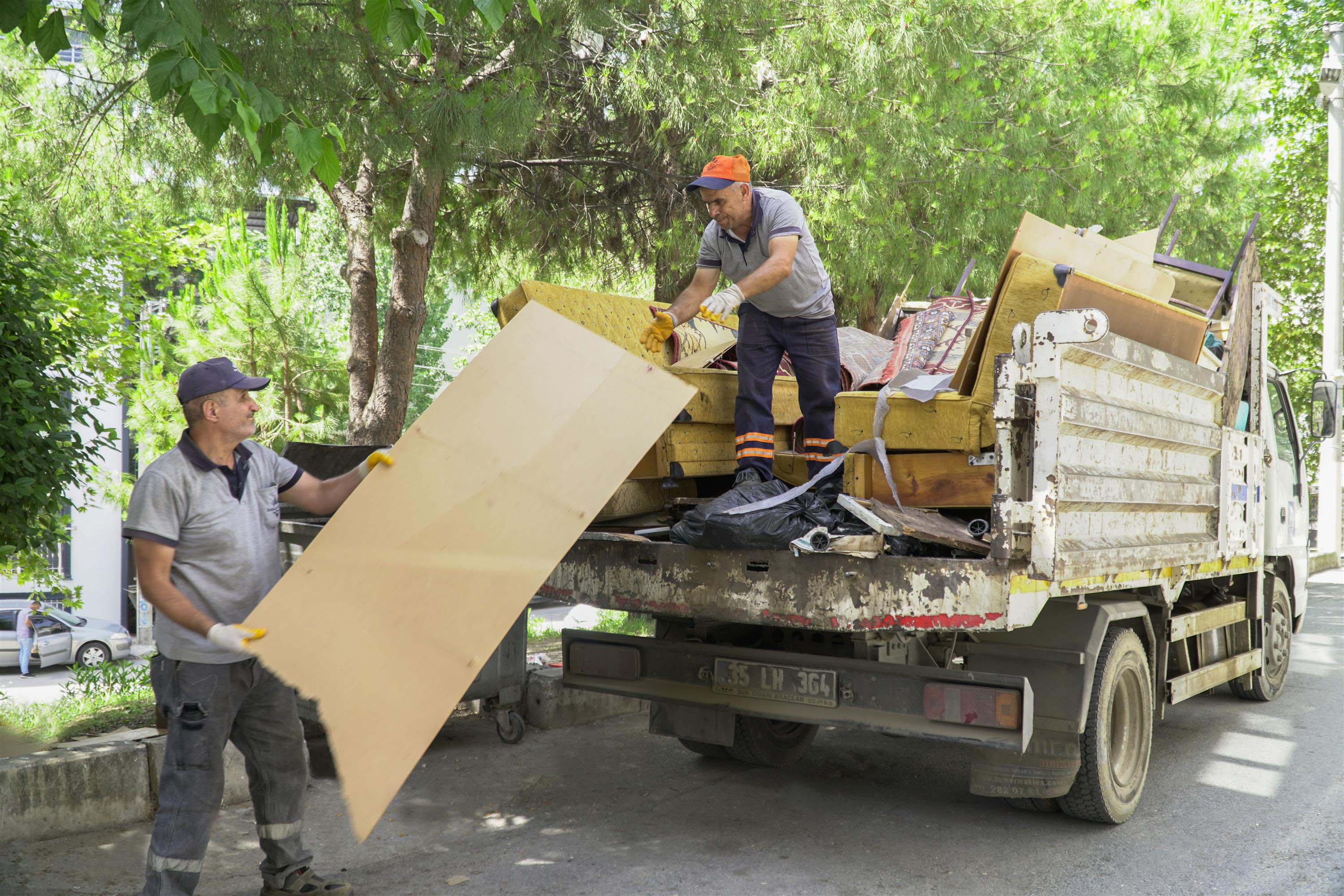 Karabağlar’da Bayram Temizliği Hız Kesmeden Devam Ediyor