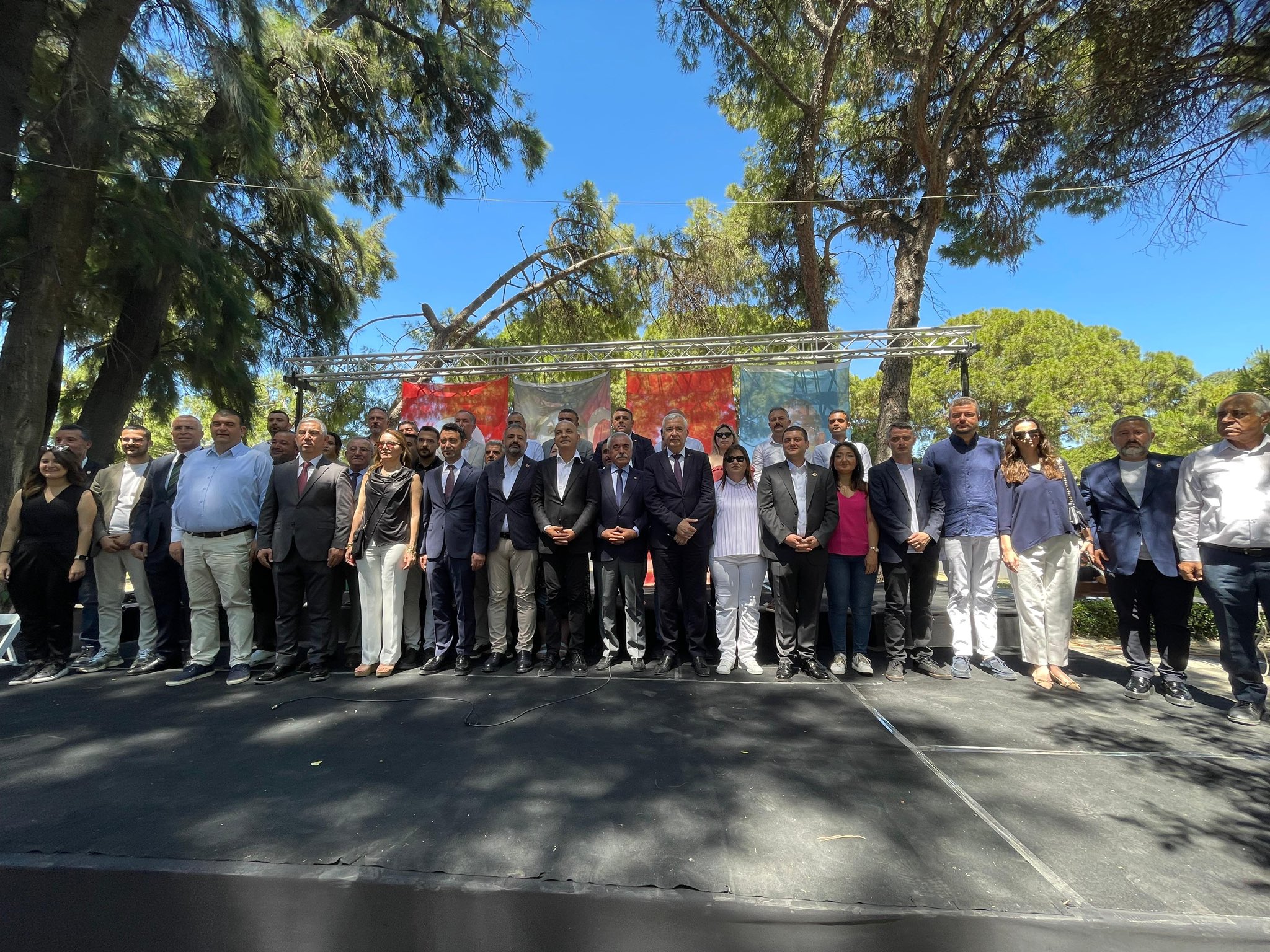 CHP İzmir İl Örgütü bayramlaştı; MHP'ye hodri meydan!